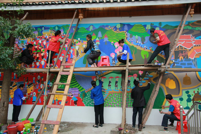 柳州市美术家协会、民间文艺家协会艺术家参与独峒农民画宣传长廊建设2.jpg