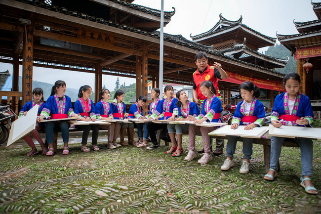 柳州市美术家协会主席钟非为三江县独峒镇独峒村小学小农民画家授课。（林新志摄）.jpg