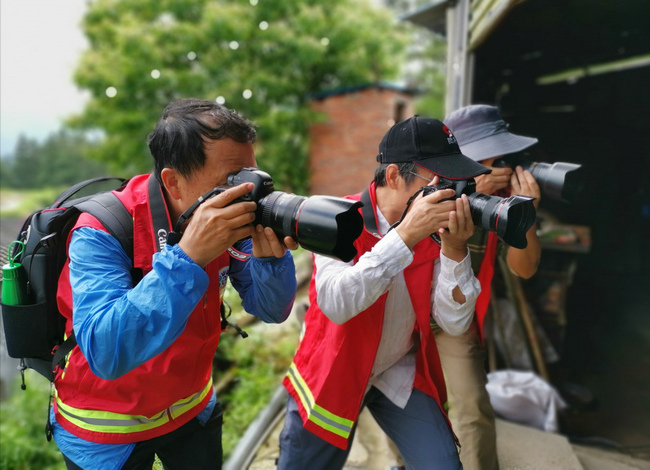 柳州市摄影家协会摄影家聚焦扶贫第一书记开展专题创作。（吕辉摄）.jpg